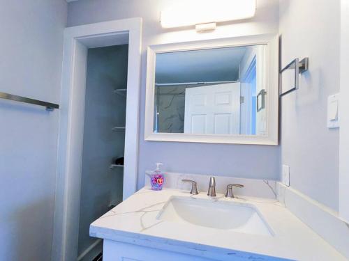 a bathroom with a white sink and a mirror at Elegant 1 Bed Montrose - Rome @The Italian Plaza in Houston
