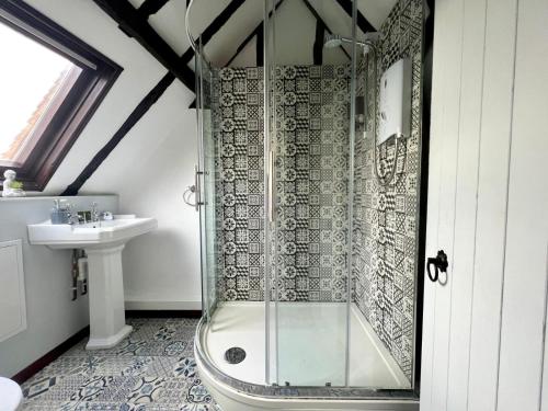 Ένα μπάνιο στο Duchess Apt 2 Modern 3Bedroom Apartment in Colchester Ideal for Long Stays, Relocations, Contractors, Secure Parking, WIFI
