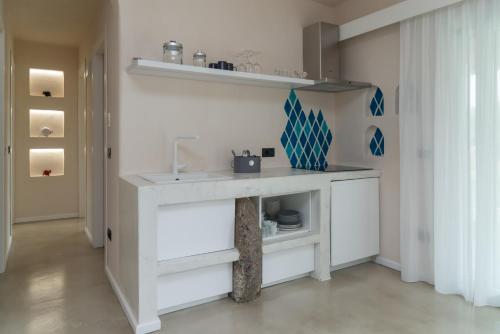 Una cocina con encimera y fregadero en una habitación. en Villa Muxì, en Tortolì