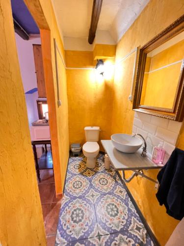 uma casa de banho com um WC e um lavatório em Estudio en masía Can Mon em Anglés