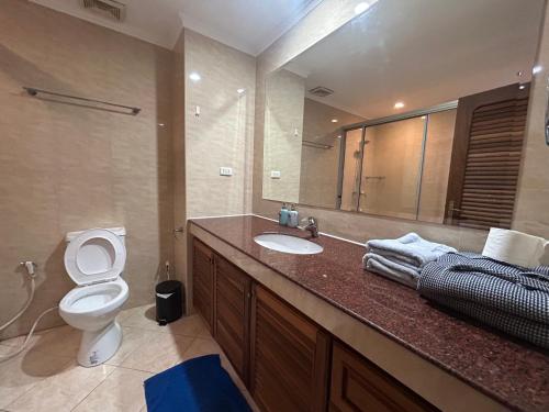 Koupelna v ubytování View Talay Residence 4 Jomtien Beach 56 Sqm big balcony pool view