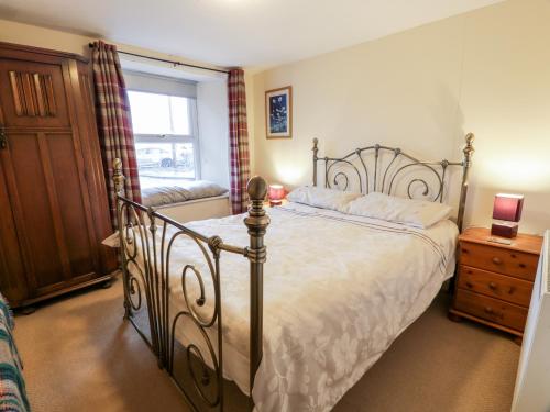艾茅斯的住宿－Sea Spray，一间卧室设有一张大床和一个窗户。