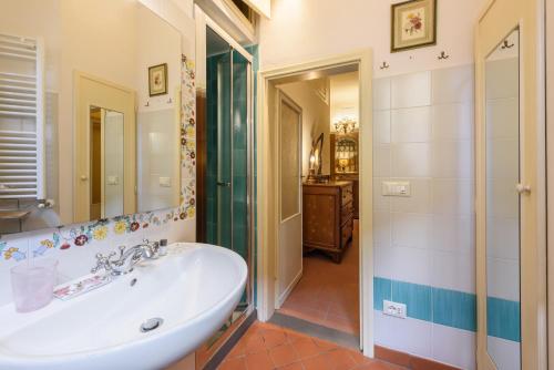 ein Badezimmer mit einem weißen Waschbecken und einer Dusche in der Unterkunft Casa torre via de' Nerì in Florenz