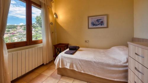 ein Schlafzimmer mit einem Bett und einem großen Fenster in der Unterkunft Costacabana - Villa Cleo in Lloret de Mar