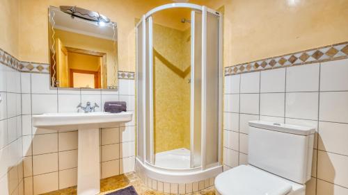 ein Bad mit einer Dusche, einem WC und einem Waschbecken in der Unterkunft Costacabana - Villa Cleo in Lloret de Mar