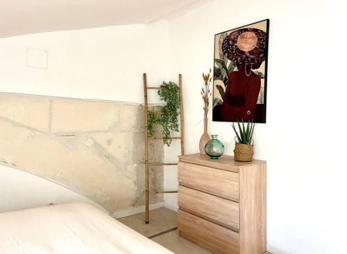 a room with a bed and a painting on a dresser at Amy 4 in Tarascon