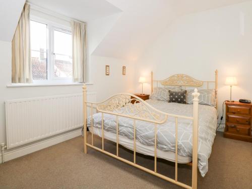 Una cama o camas en una habitación de 1 Crowlands Cottages