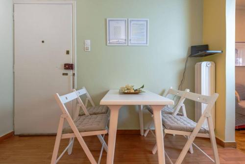 uma mesa e cadeiras num quarto com um radiador em City Haven: 1-BR, Central Athens em Atenas