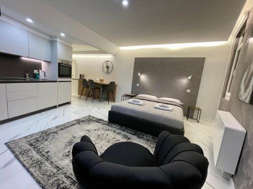 ein Schlafzimmer mit einem Bett und einem Sofa sowie eine Küche in der Unterkunft TALEDA Apartments - Modern Apartments & Self Checkin in the Old Town in Lugano