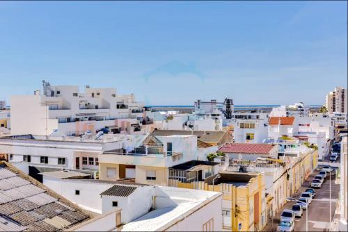 une vue aérienne sur une ville avec des bâtiments blancs dans l'établissement BLife Julya private rooms, à Faro