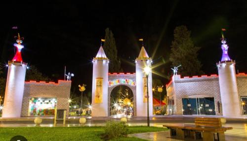 un edificio con luces delante de él por la noche en Departamentos San Rafael en San Rafael