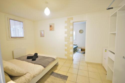 Habitación pequeña con cama y baño. en Centre ville* Terrasse* Parking privé, en Mont-de-Marsan