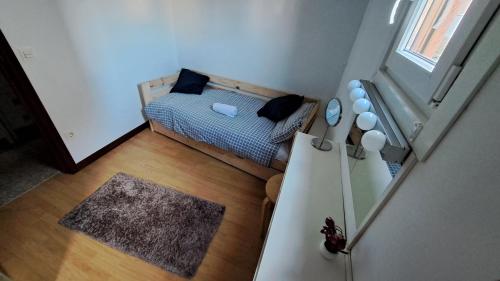 einen Blick über ein kleines Schlafzimmer mit einem Bett in der Unterkunft Acogedora Habitación Centro Bilbao in Bilbao