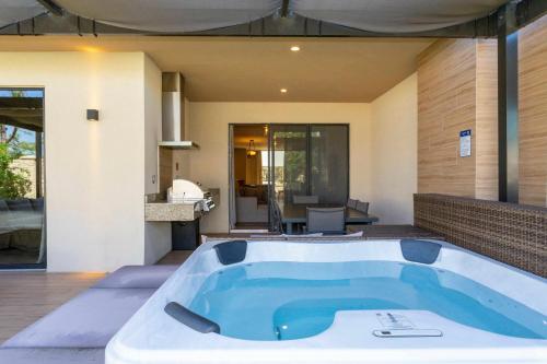 a large bath tub in the middle of a yard at 4 Suites - 5 min from Disney - w Jacuzzi 7557 in Orlando