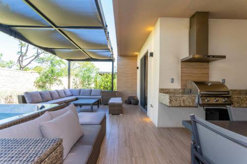 an open living room with a couch and a kitchen at 4 Suites - 5 min from Disney - w Jacuzzi 7557 in Orlando
