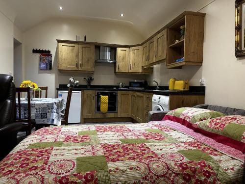 cocina con cama en una habitación en Cosy barn conversion in the Mournes, en Newry