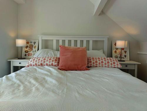 Llit o llits en una habitació de Craig View Fishermans Cottage nr Harbour and Beach