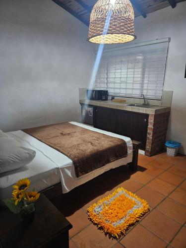 1 dormitorio con 1 cama, lavamanos y mesa en Finca Mr Bueno, en Barichara