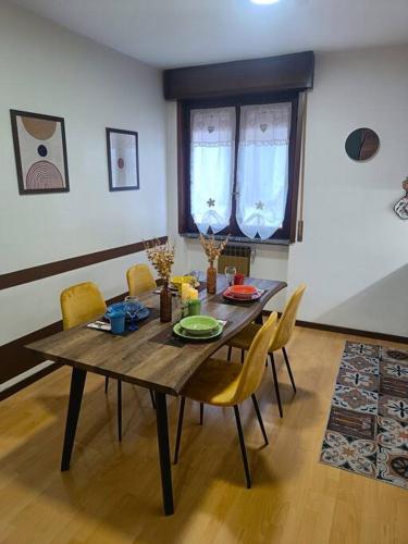 a dining room table and chairs in a room at Happy Guest Apartments - Central Living Borno in Borno