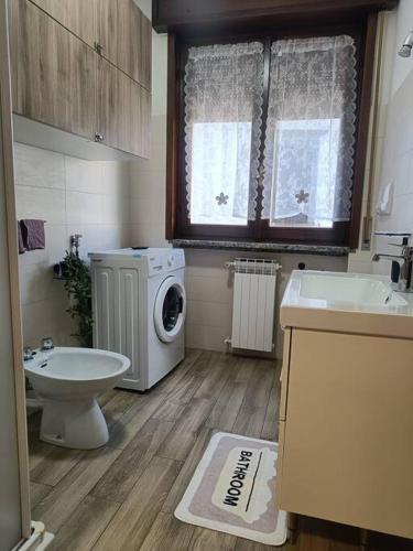 a bathroom with a washing machine and a sink at Happy Guest Apartments - Central Living Borno in Borno
