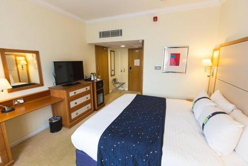 a hotel room with a bed and a desk and a television at HOTEL VIP 46 SSQS in Bagua Grande