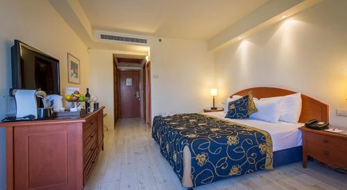 a hotel room with a bed and a television at HOTEL VIP 46 SSQS in Bagua Grande