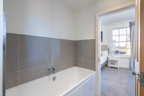 59 Blossom Street Luxurious, Central Duplex in York with Parking - Pass the Keys photo 4