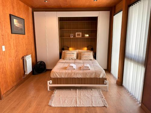 1 dormitorio con 1 cama grande en una habitación en Hermoso 2 ambientes, céntrico, 4 pax, muy cálido y cómodo 18V4 en San Martín de los Andes