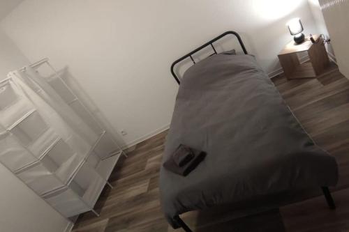 - un lit dans une chambre avec 2 étagères en verre dans l'établissement Se relaxer dans la vallée, à Hombourg-Haut