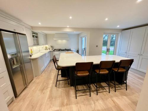 a kitchen with a table and chairs in a room at Seaside Spacious Cosy Cottage On The Edge Of The New Forest in Lymington