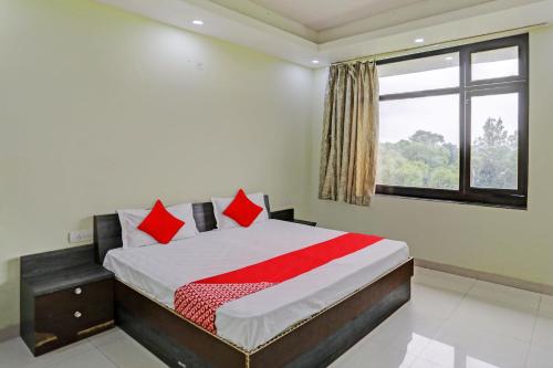 A bed or beds in a room at OYO Flagship Shree Shyam Kripa Hotel And Restaurant