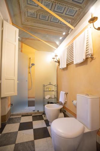 Ένα μπάνιο στο Palazzo Rocchi - Residenza D'Epoca