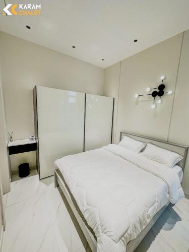 Ein Bett oder Betten in einem Zimmer der Unterkunft كرم شاليه