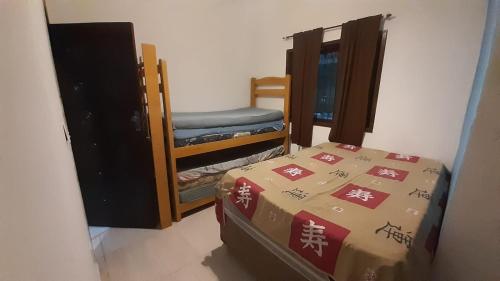 een kamer met 2 stapelbedden in een kamer bij Casa de Praia Mongaguá in Mongaguá