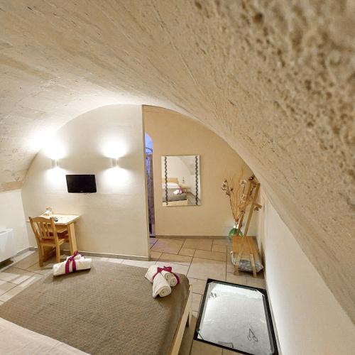 a room with a bed and a table in a room at Mikasa in Matera
