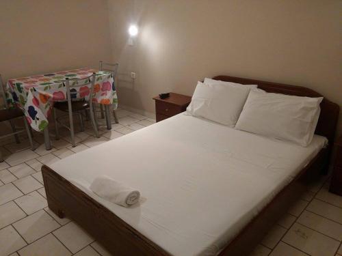 a large bed in a room with a table and a tableablish at Holiday Tolofona Beach in Eratini