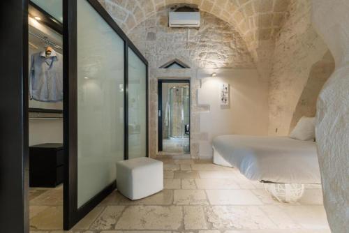 - une chambre avec un lit et un dressing dans l'établissement Rifugio del Monsignore, à Ostuni