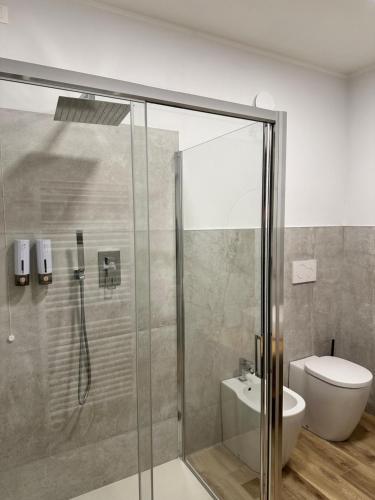 La salle de bains est pourvue d'une douche et de toilettes. dans l'établissement Azienda agrituristica Scotti, à Somma Lombardo