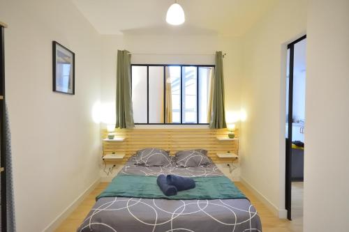 a bedroom with a large bed with a window at Le Wlérick 5- Hyper centre - Au calme -Wifi in Mont-de-Marsan