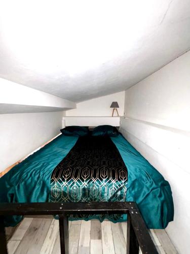 - une petite chambre avec un lit dans un dortoir blanc dans l'établissement Joli cocon Montmartre, à Paris