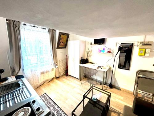 Ce petit appartement comprend un bureau et une fenêtre. dans l'établissement Joli cocon Montmartre, à Paris