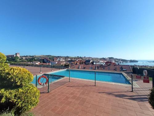 - un court de tennis dans l'établissement Terraza y piscina con vistas espectaculares al mar Parking cubierto, à San Vicente de la Barquera