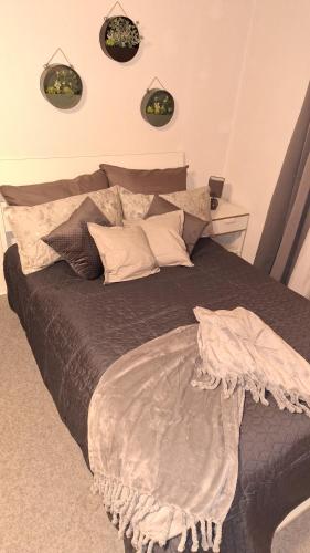 een slaapkamer met een groot bed met kussens bij Haus Westharz Clausthal in Bad Grund