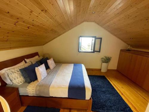 塞沙爾的住宿－Cozy chalet with ocean view，阁楼上的卧室配有一张大床