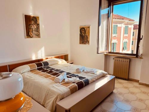 a bedroom with a bed with towels on it at Premier étage in Varazze