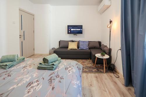 ein Wohnzimmer mit einem Sofa und einem Tisch in der Unterkunft City Park Apartment in Goze Deltschew