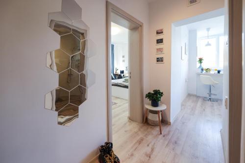Zimmer mit Spiegel und Flur in der Unterkunft City Park Apartment in Goze Deltschew