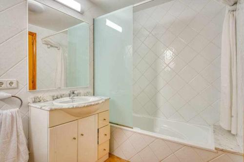 Koupelna v ubytování Linardo1 Villa con piscina y aire acondicionado