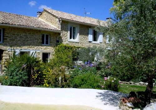 ein Steinhaus mit Garten davor in der Unterkunft Mas provençal in Camaret-sur-Aigues