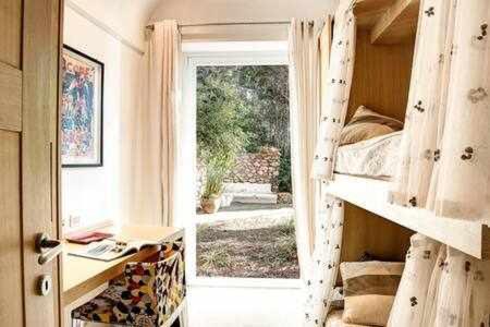 1 dormitorio con litera y puerta a un patio en Villa Bouganvillea Superb Capri Villa with Views, en Capri